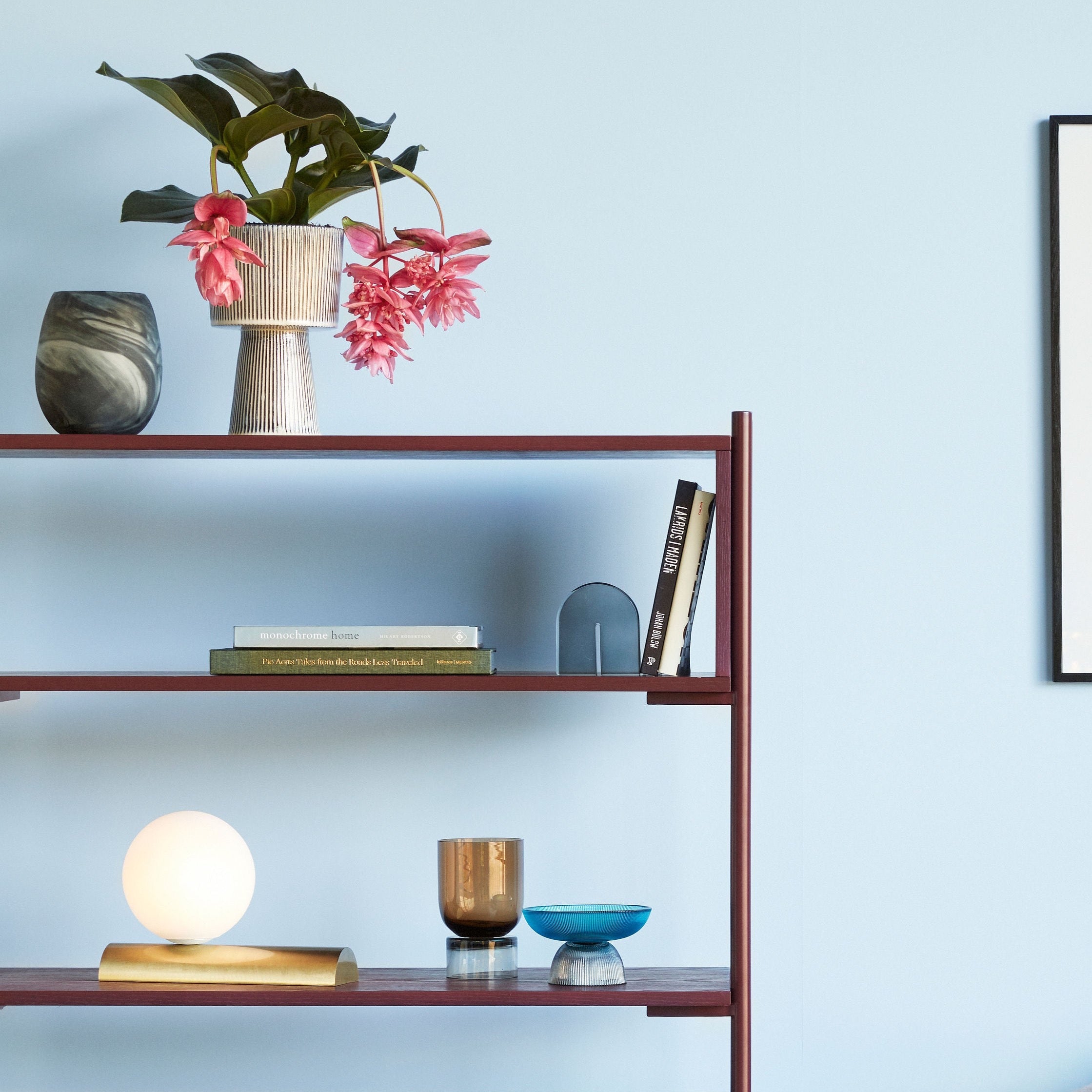 Balance Tischlampe Messingfarben und Weiß - Minimalistisch und Modern