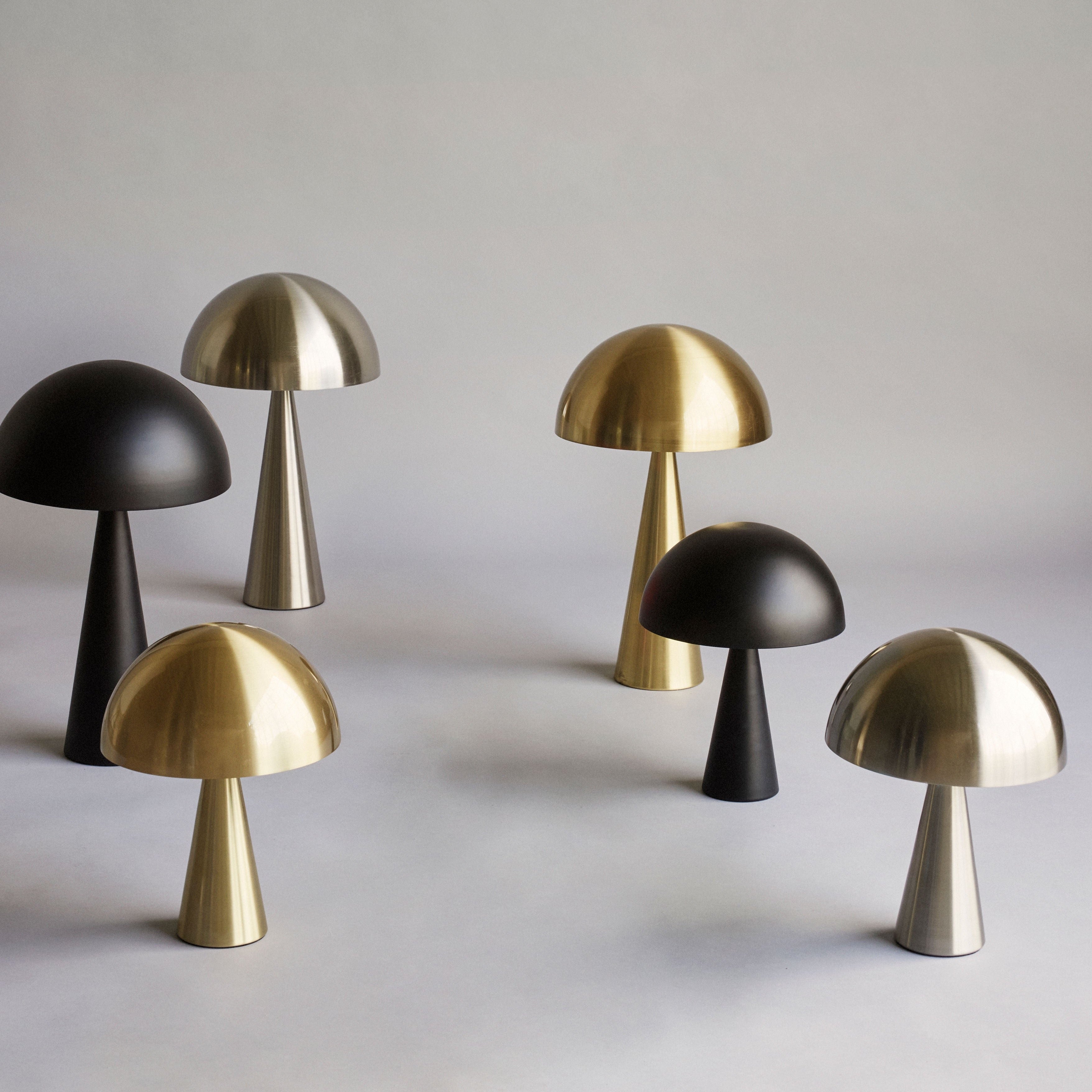 Mush Tischlampe Mini Messingfarben - Stilvoll und Geometrisch