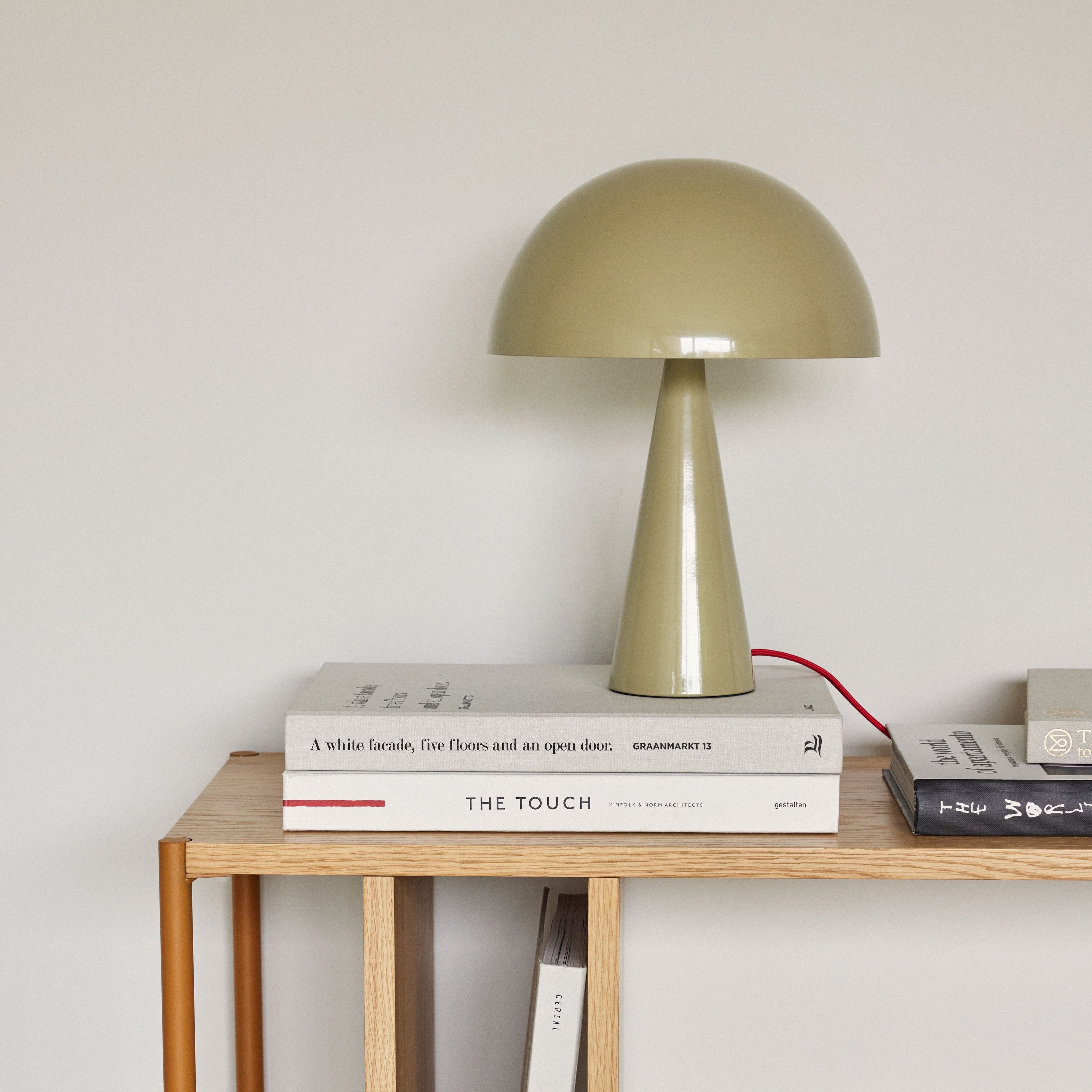 Mush Tischlampe Mini Sandfarben – Glossy mit Leuchtend Rotem Stoffkabel