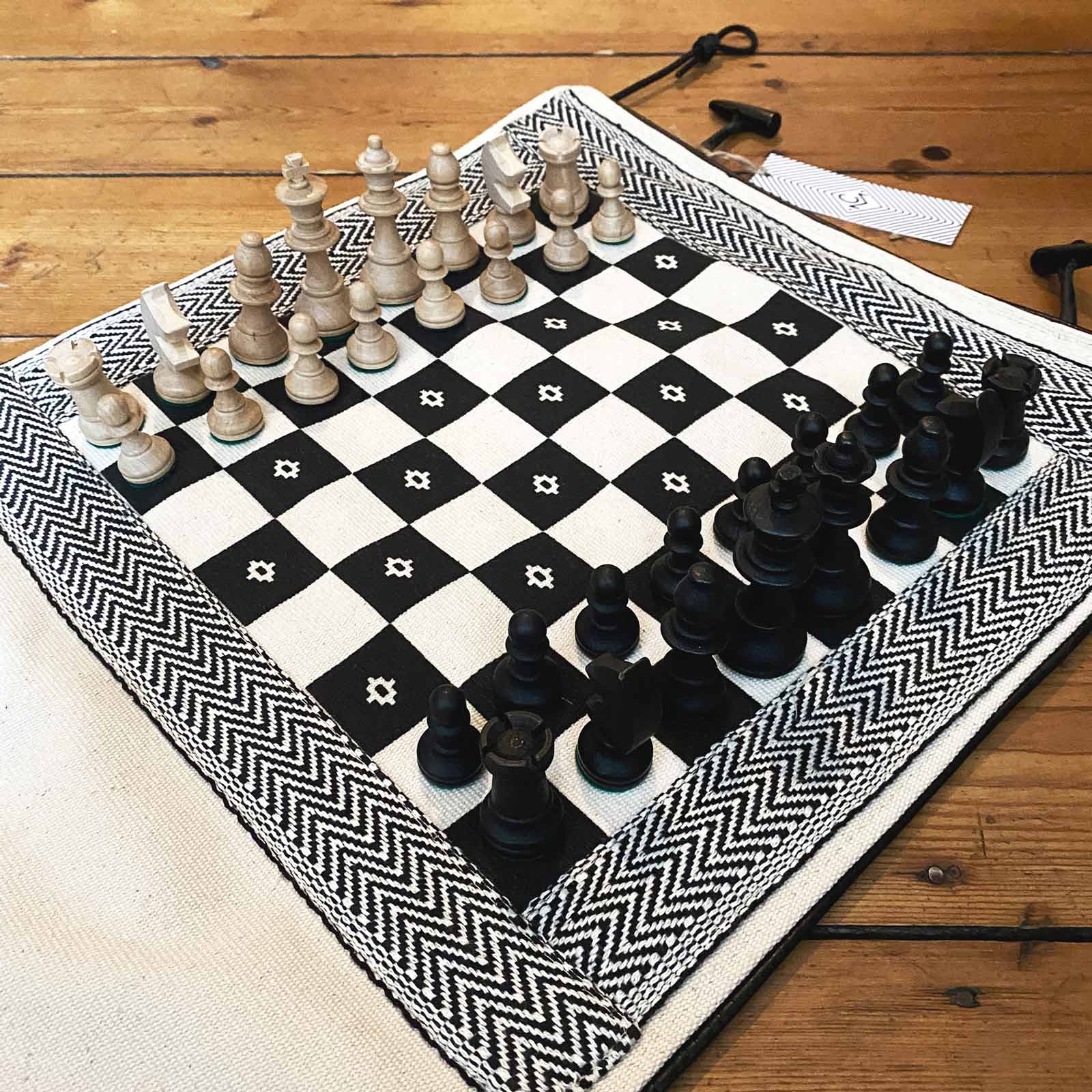Schachspiel "ChezzMatazz" Schwarz weiß