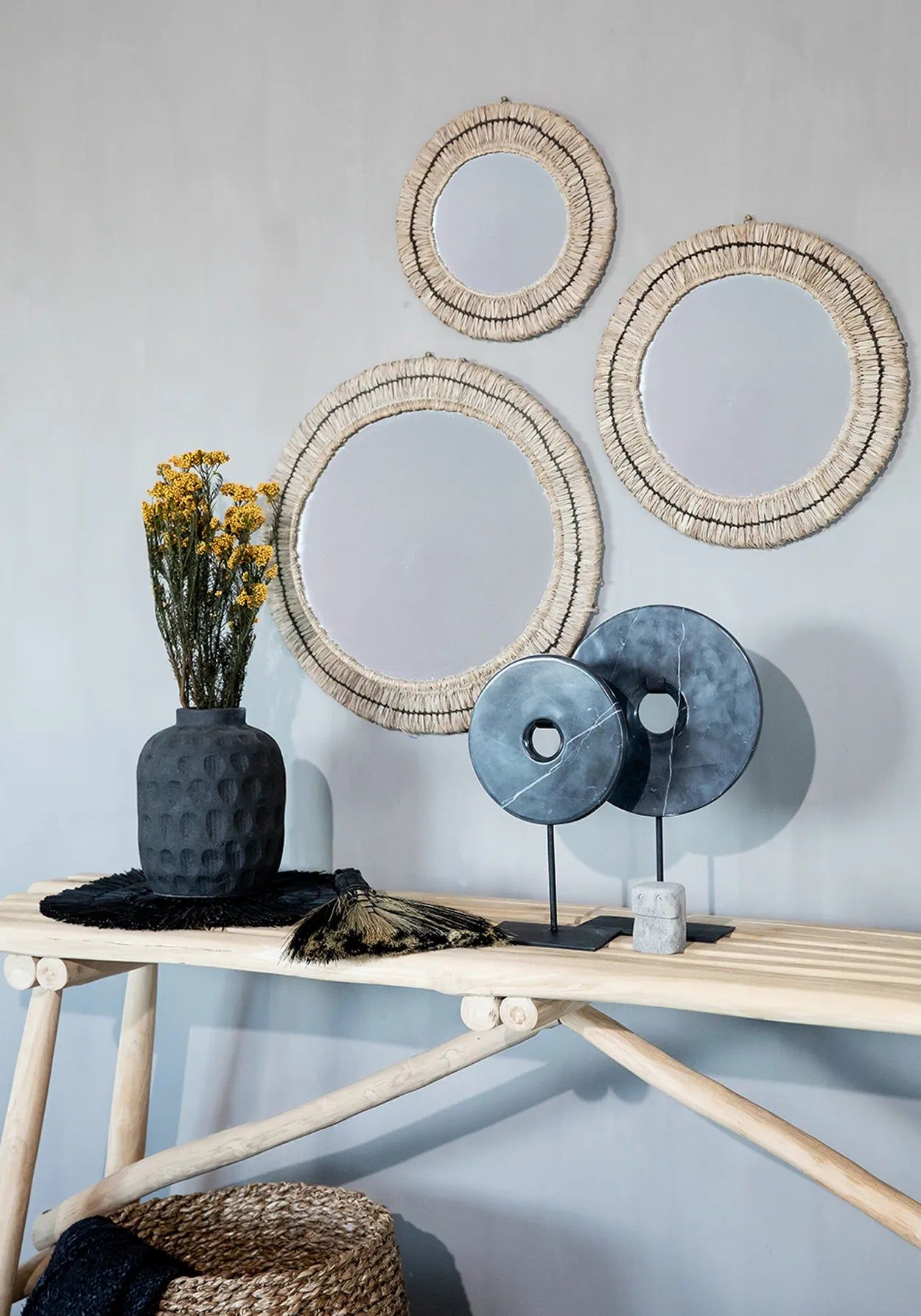 Marble disc on stand black M