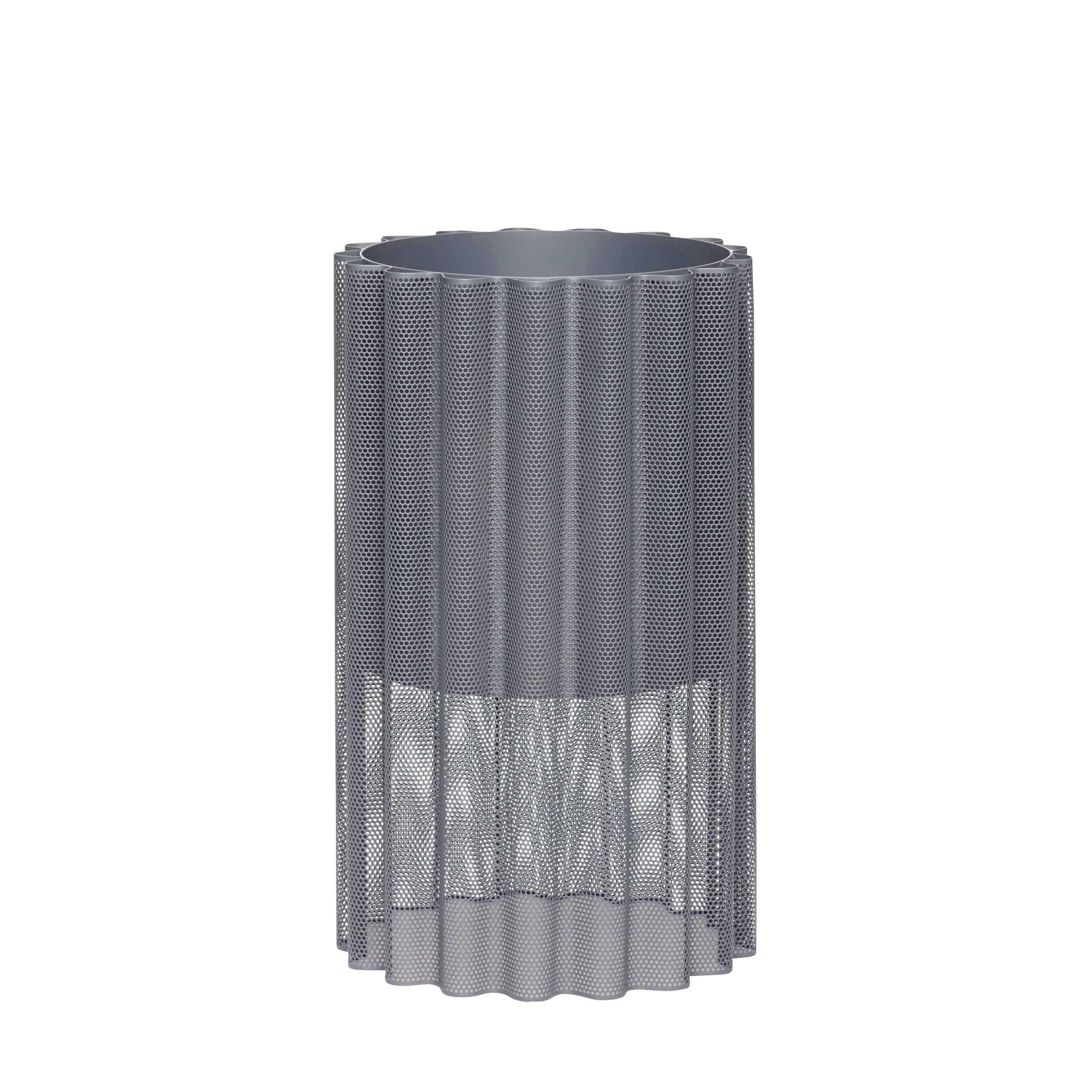 Der Blumentopf "Flow" in Grau mit Ständer aus dunkelgrauem Metall verleiht Ihrer grünen Pflanze eine moderne Note und ist mit seiner frostbeständigen Eigenschaft ideal für den Innenbereich geeignet