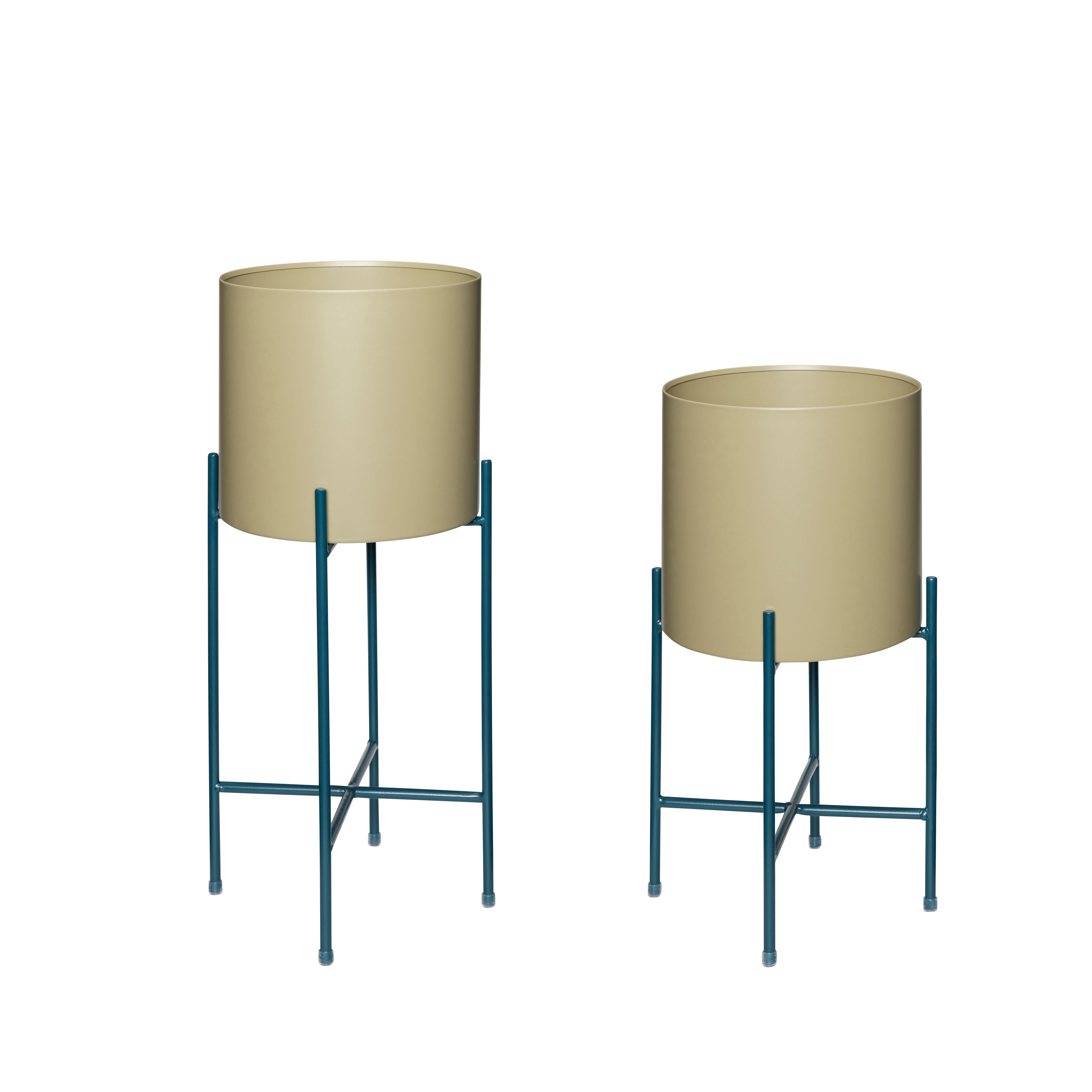 Das 2er-Set "Airy" Töpfe in Khaki mit petrolfarbenen Beinen besteht aus grün pulverbeschichtetem Eisen und ist ideal, um Ihre Pflanzen stilvoll zu präsentieren und den Trend der Biophilie in Ihrem Zuhause aufzugreifen