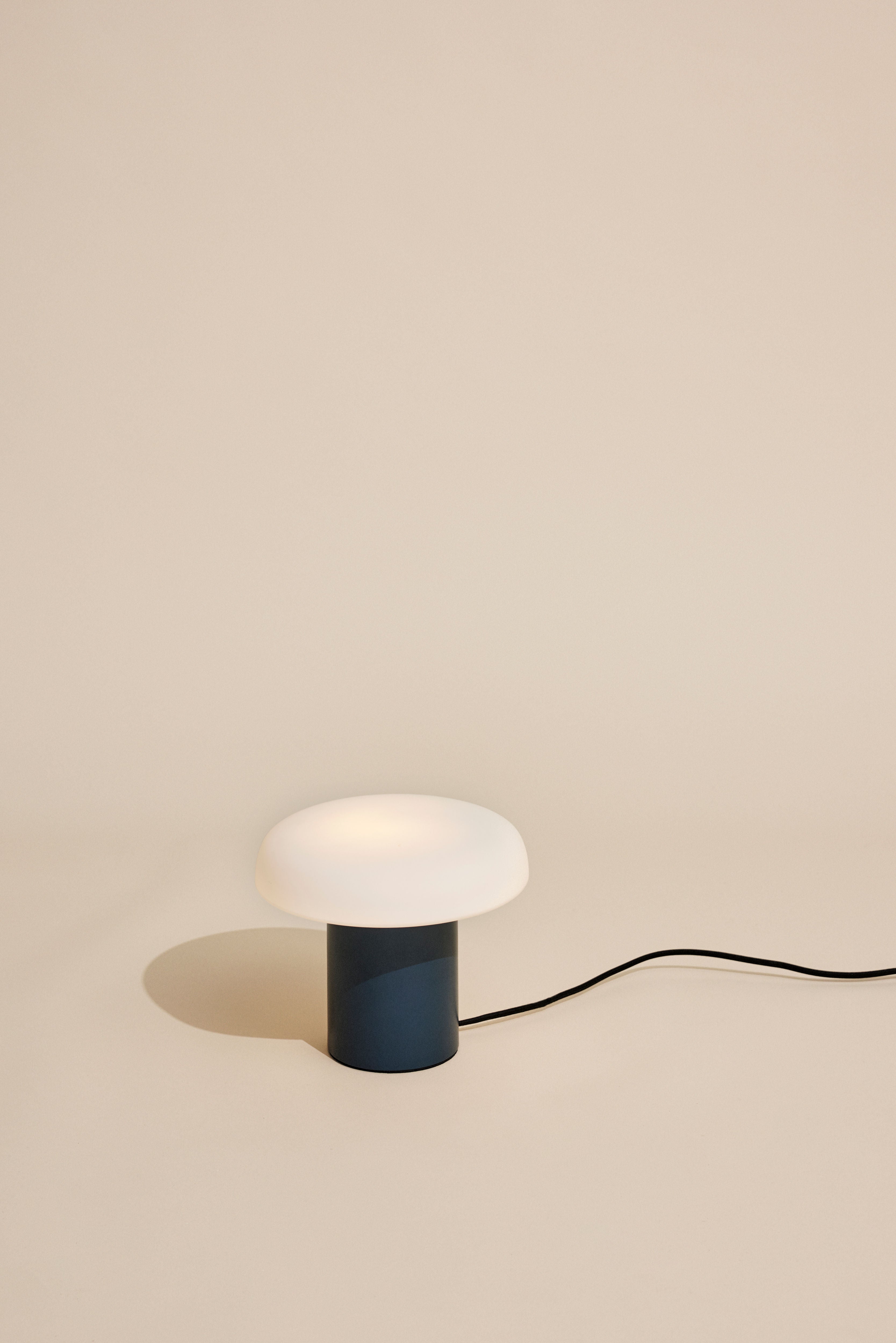 Tischlampe "Ateliers" Dunkelblau/Weiß Glas Eisen