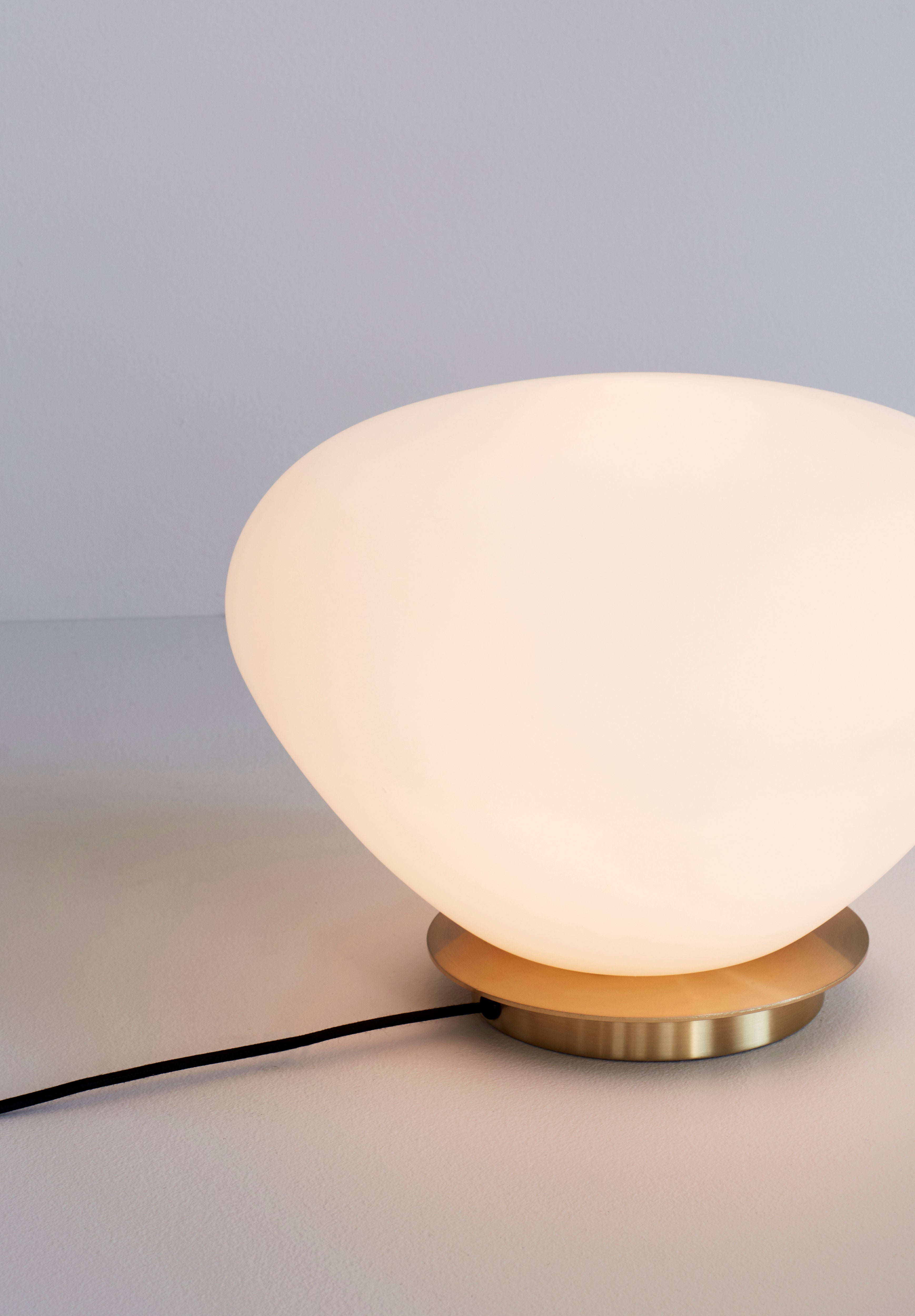 Bean Tischlampe - Messingfarben und Weiß - Modern und Handgefertigt