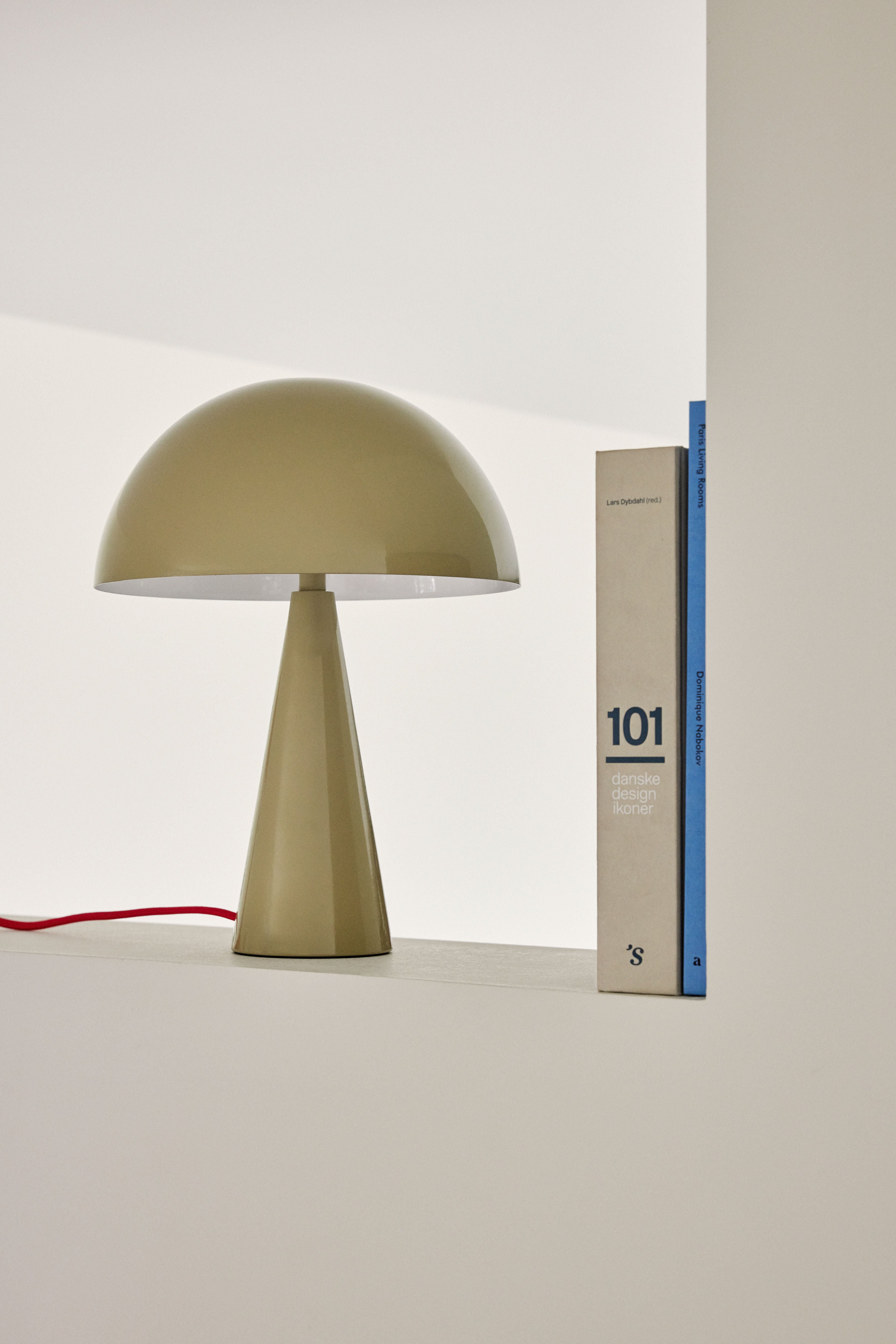 Mush Tischlampe Mini Sandfarben – Glossy mit Leuchtend Rotem Stoffkabel