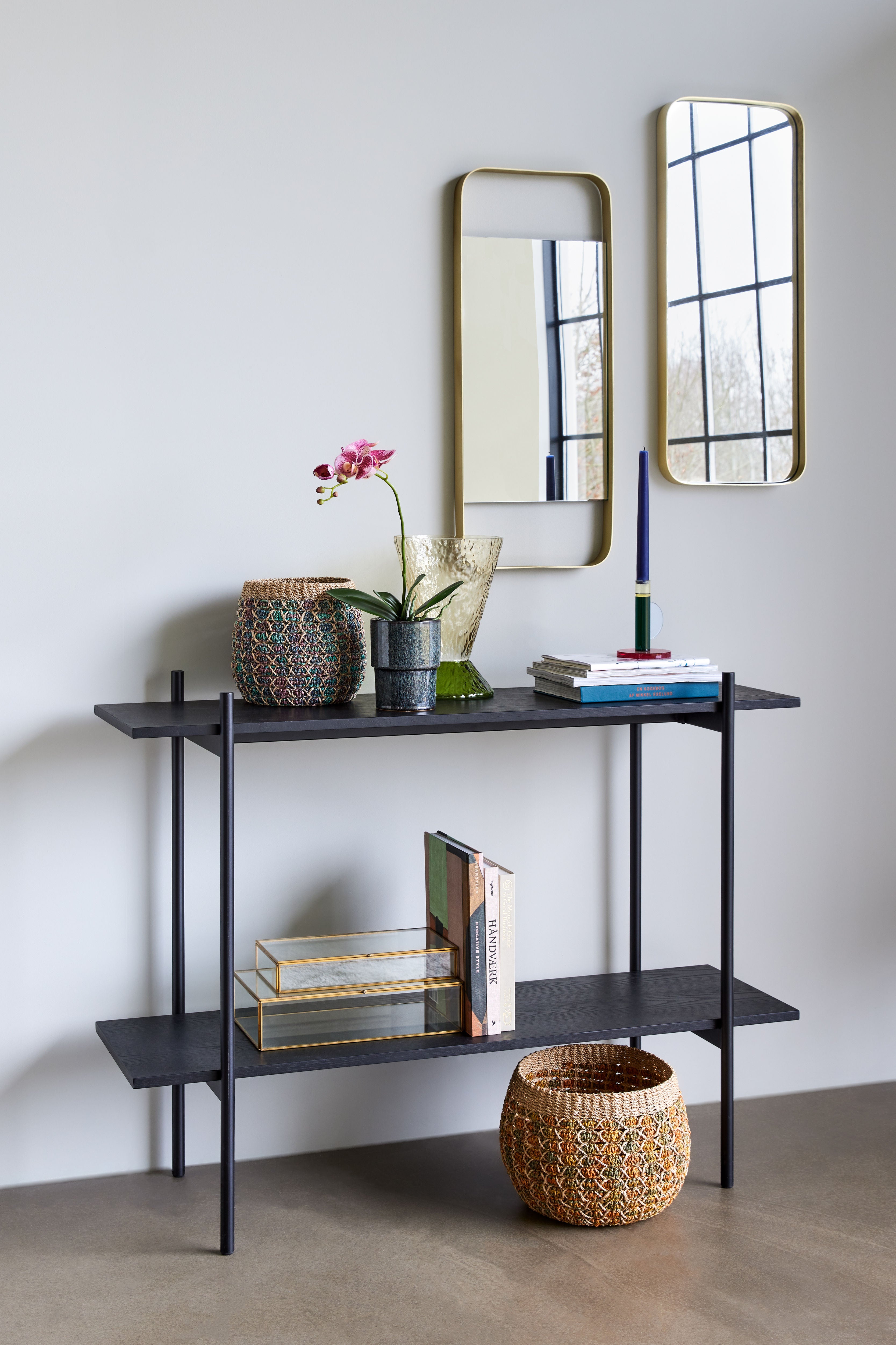 Der "Aware" Wandspiegel im kleinen Format und in angesagtem Messingfarben ist eine moderne Interpretation des klassischen Spiegels, der mit seinem gebogenen Rahmen aus Eisen einen Hauch von Vintage-Chic in Ihre Einrichtung bringt.