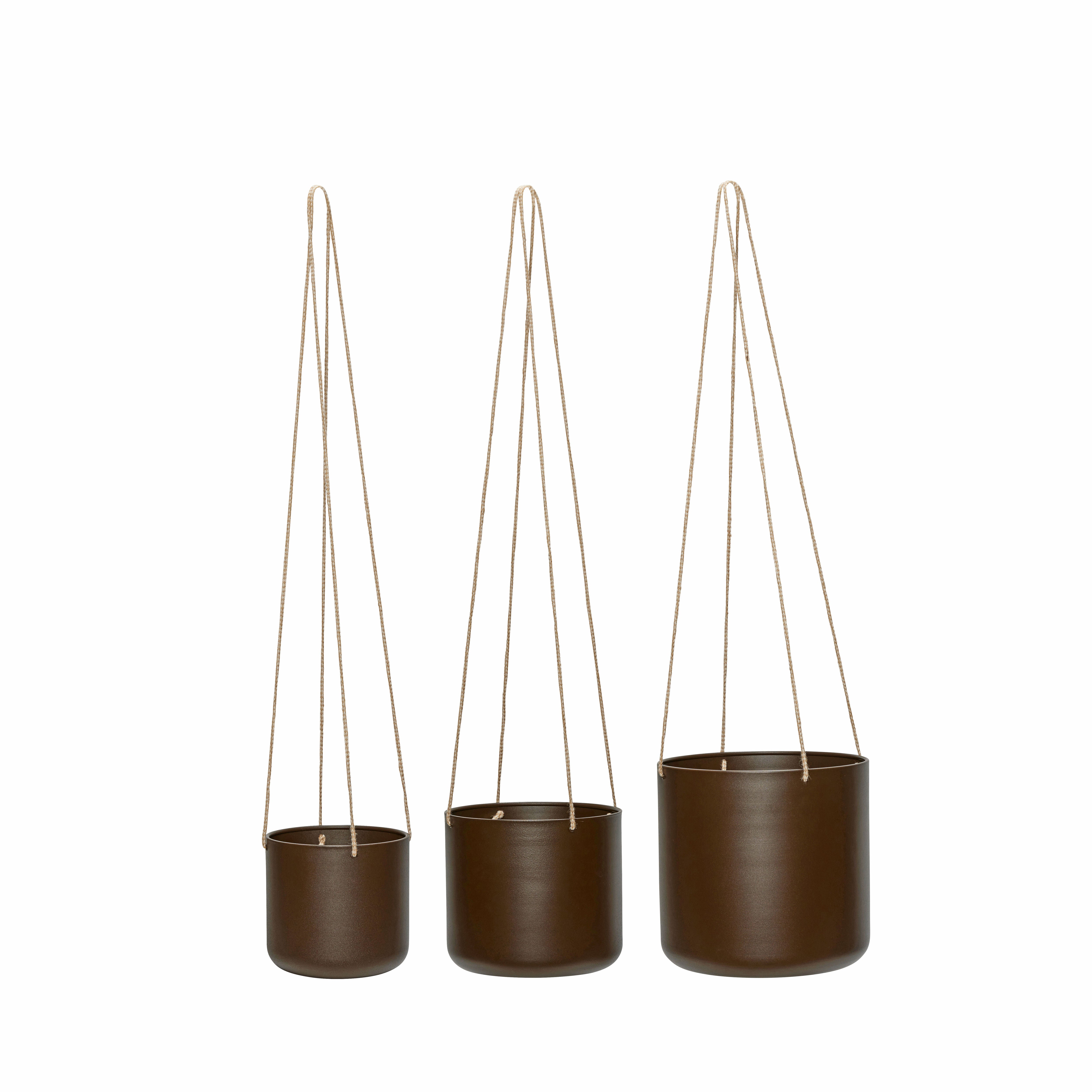 Das 'Bloom' Hängetöpfe-Set in Braun besteht aus drei verschiedenen Größen, gefertigt aus Kanevas und Eisen und mit beiger Schnur versehen, ideal für eine stilvolle Präsentation von Pflanzen in Ihrem Zuhause.