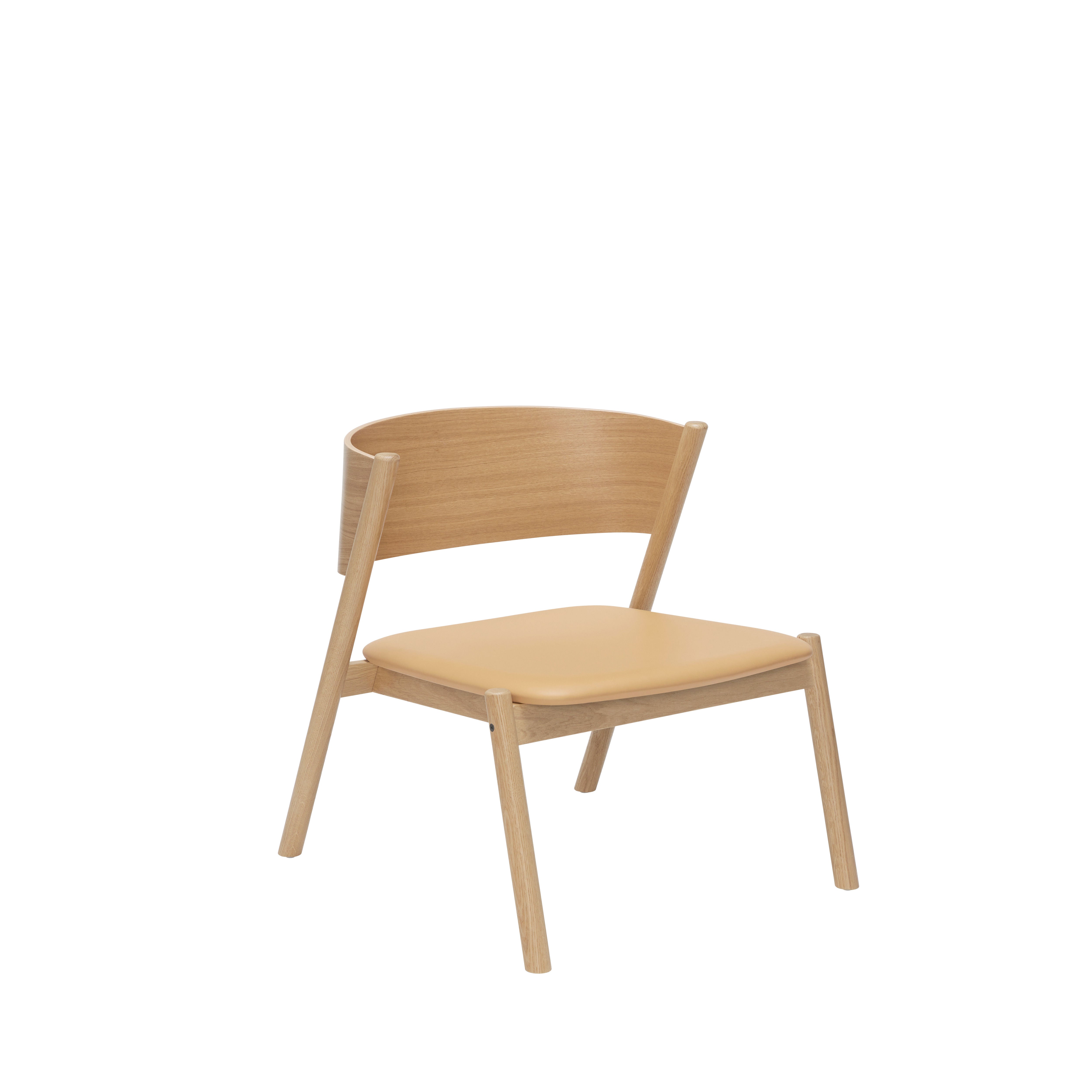 Der Oblique Loungestuhl in Naturfarben strahlt zeitlose Eleganz aus und überzeugt mit FSC-zertifiziertem Holz und cognacfarbenem Anilinleder.